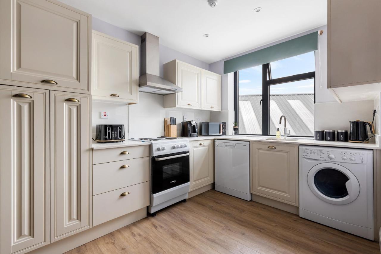 Stylish & Spacious 3 Bed Apartment With Fast Wifi, Close To Tube & Wembly لندن المظهر الخارجي الصورة